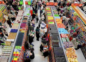 Thị trường hàng hóa diễn ra hoạt động buôn bán sôi nổi