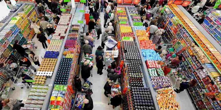 Thị trường hàng hóa diễn ra hoạt động buôn bán sôi nổi