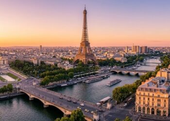 Toàn cảnh Tháp Eiffel và Dòng sông Seine